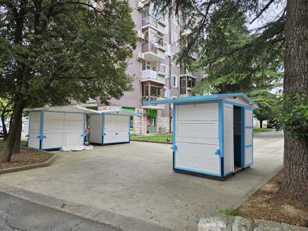 Tri hiške so že na lokaciji sezonske tržnice. 